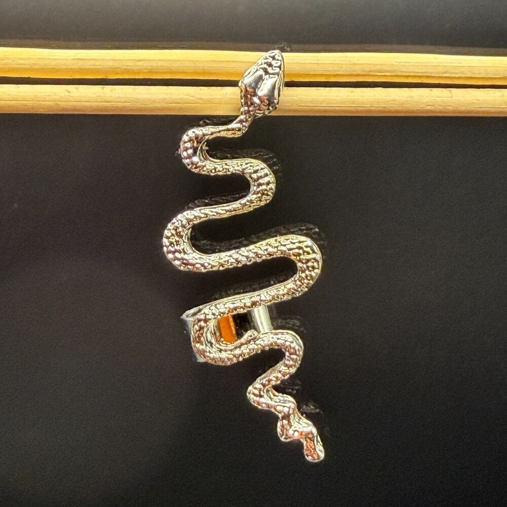 One-Size Goth Punk Women Silver Alloy Textured Serpent Wrap Ear Cuff